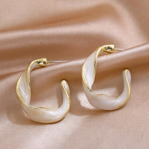 Twisted C-shaped earrings